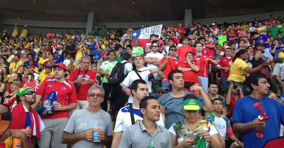 12.jun.2014 - Chilenos e brasileiros criam clima de arquibancada em Fan Fest de Cuiabá