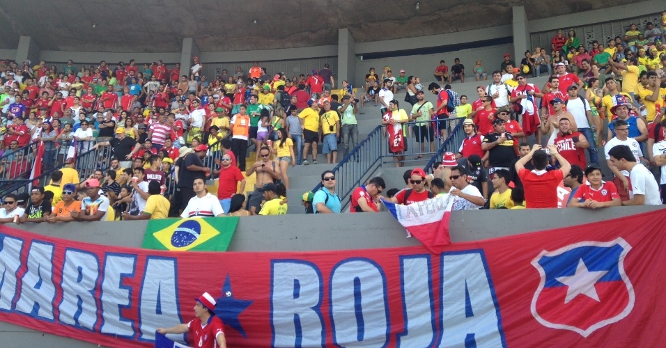 12.jun.2014 - Chilenos e brasileiros dividem a arquibancada em Fan Fest de Cuiabá