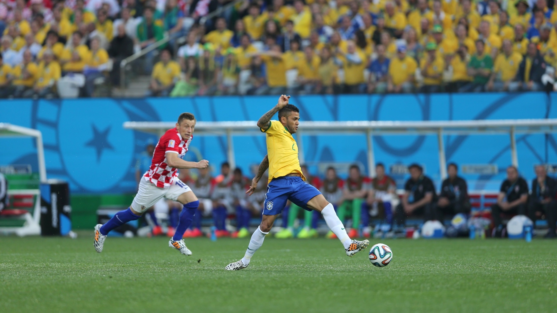 12.jun.2014 - Daniel Alves tenta dominar a bola e criar jogada para a seleção brasileira contra a Croácia