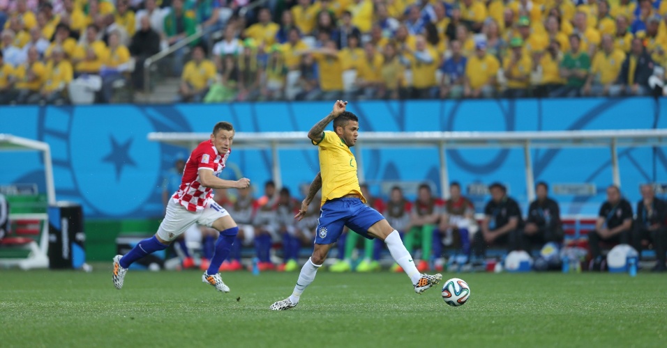 12.jun.2014 - Daniel Alves tenta dominar a bola e criar jogada para a seleção brasileira contra a Croácia