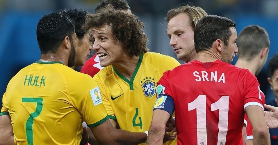 12.jun.2014 - David Luiz se irrita após confusão e tenta evitar que Hulk entre em briga na partida no Itaquerão
