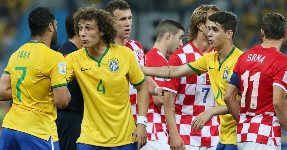 12.jun.2014 - David Luiz tenta segurar Hulk após confusão na partida entre Brasil e Croácia