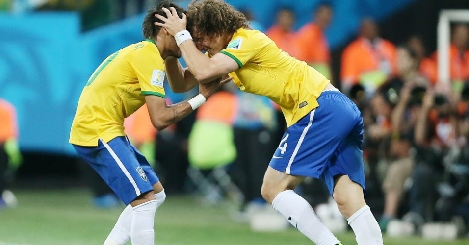 12.jun.2014 - David Luiz vibra com Neymar, após o atacante marcar para a seleção brasileira na vitória sobre a Croácia por 3 a 1, no Itaquerão