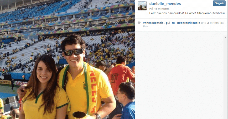 Em plena abertura de Copa, Danielle não esqueceu a declaração de amor para o namorado. Mande sua foto no Itaquerão: use a hashtag #uolnacopa no Instagram ou Twitter. Você também pode enviar um WhatsApp para (11) 94288.3664
