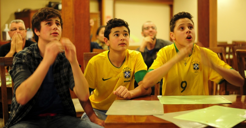 Garotos brasileiros vibram em restaurante do Chuí durante a estreia da seleção na Copa do Mundo