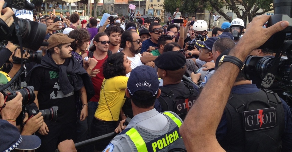 12.jun.2014 - Fan Fest da Copa no Distrito Federal teve confusão e ação da polícia