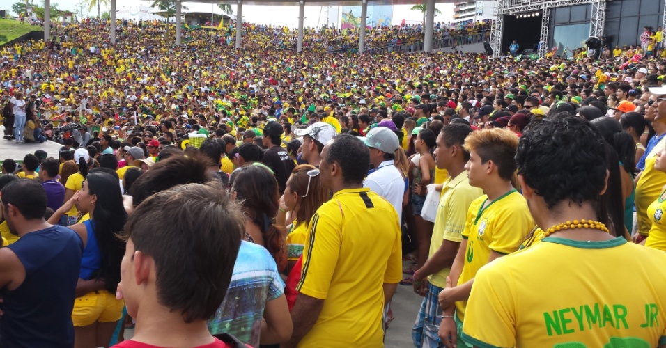 12.jun.2014 - Fan Fest montada em Manaus recebe milhares de torcedores