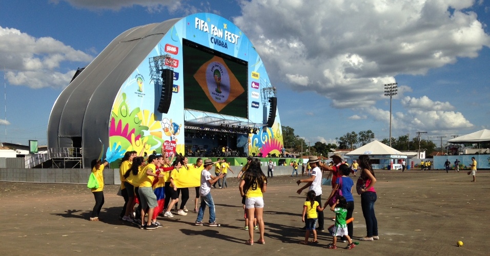 12.jun.2014 - Fan Fest montado pela Fifa em Cuiabá