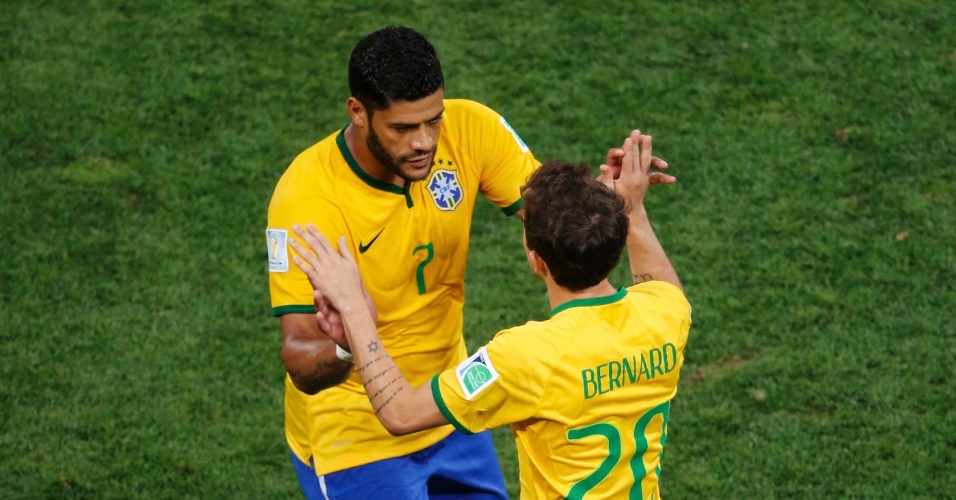 12.jun.2014 - Hulk é substituído por Bernard na vitória do Brasil contra a Croácia por 3 a 1