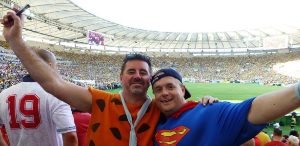 Britânico Glynn Davies (vestido de Super-Homem) vem ao Brasil com amigos e se diz animado em conhecer mais do país durante o Mundial