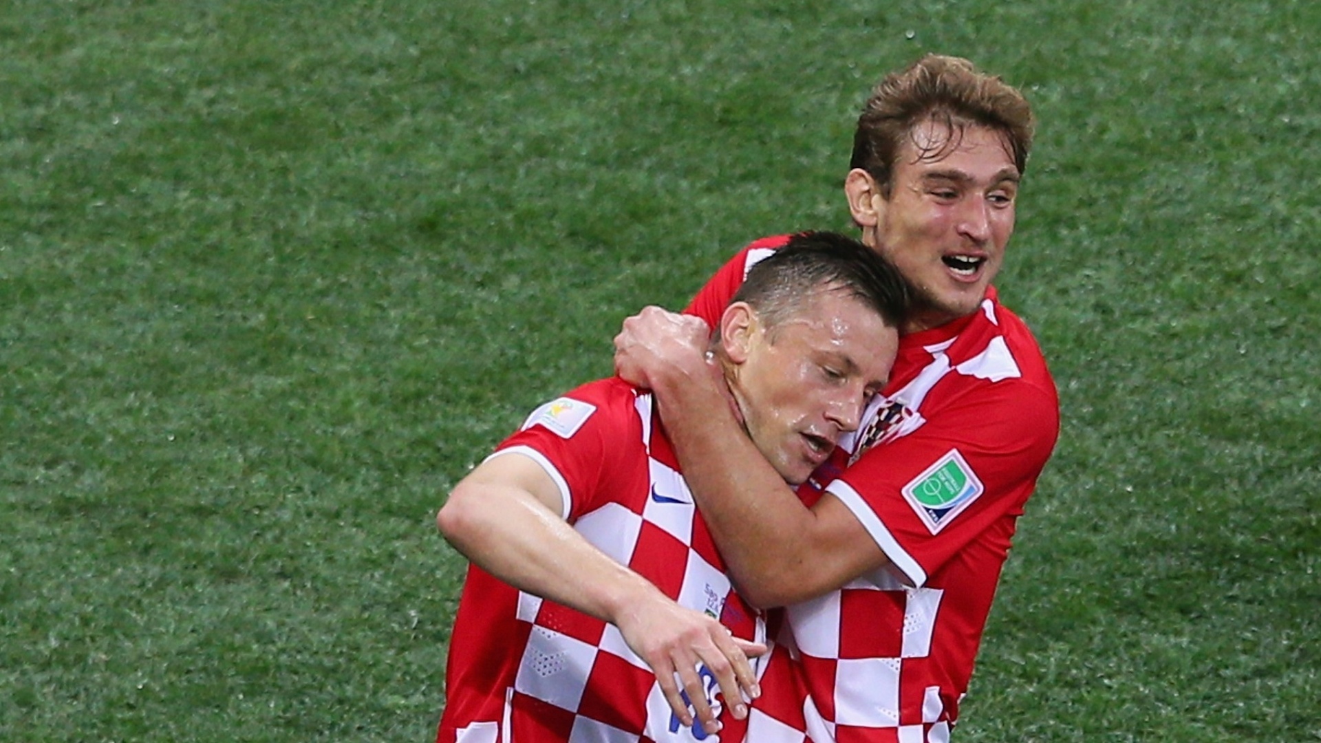 12.jun.2014 - Ivica Olic e Nikica Jelavic comemoram após a Croácia abrir o placar contra o Brasil, no Itaquerão
