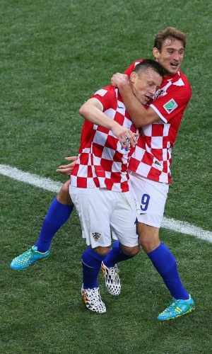 12.jun.2014 - Ivica Olic e Nikica Jelavic comemoram após a Croácia abrir o placar contra o Brasil, no Itaquerão
