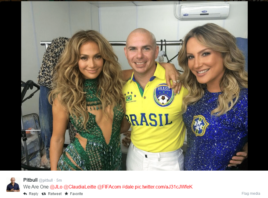 Jennifer Lopez, Pitbull e Claudia Leitte posam para foto antes de show na abertura da Copa