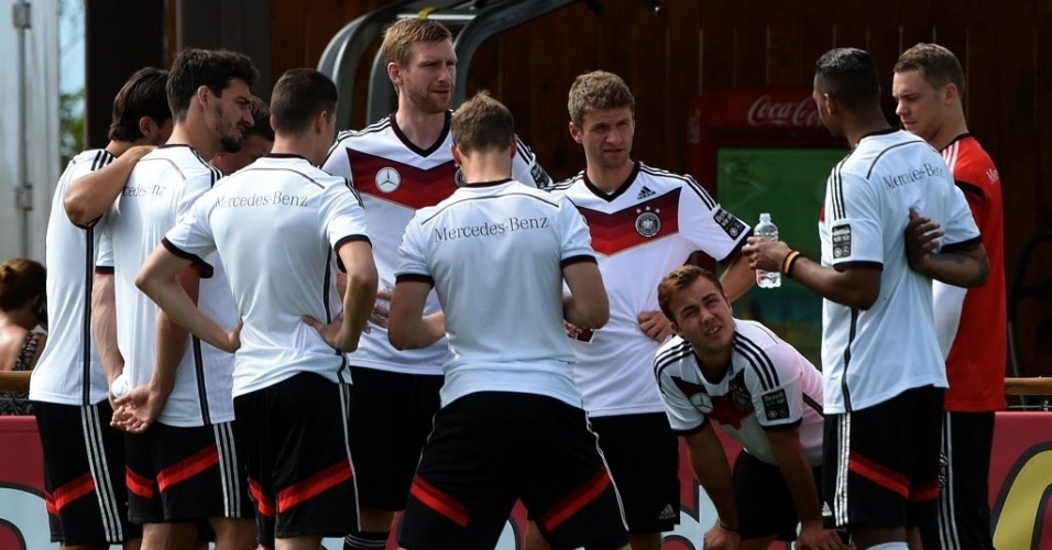 Jogadores da Alemanha conversam durante treinamento em Santo André; time estreia na Copa do Mundo na segunda-feira, contra Portugal