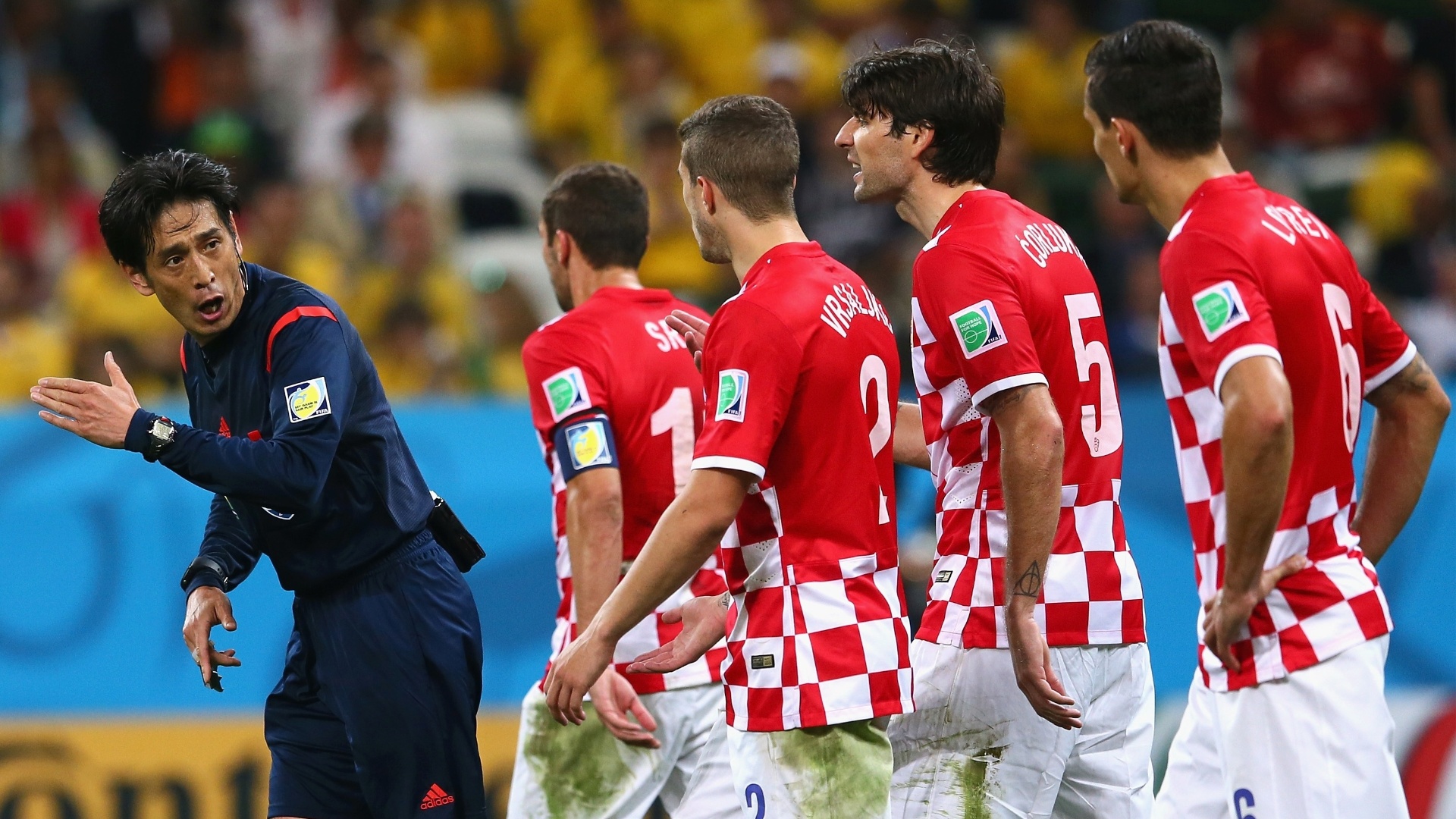 12.jun.2014 - Jogadores da Croácia reclamam com o árbitro Yuichi Nishimura, após pênalti a favor do Brasil