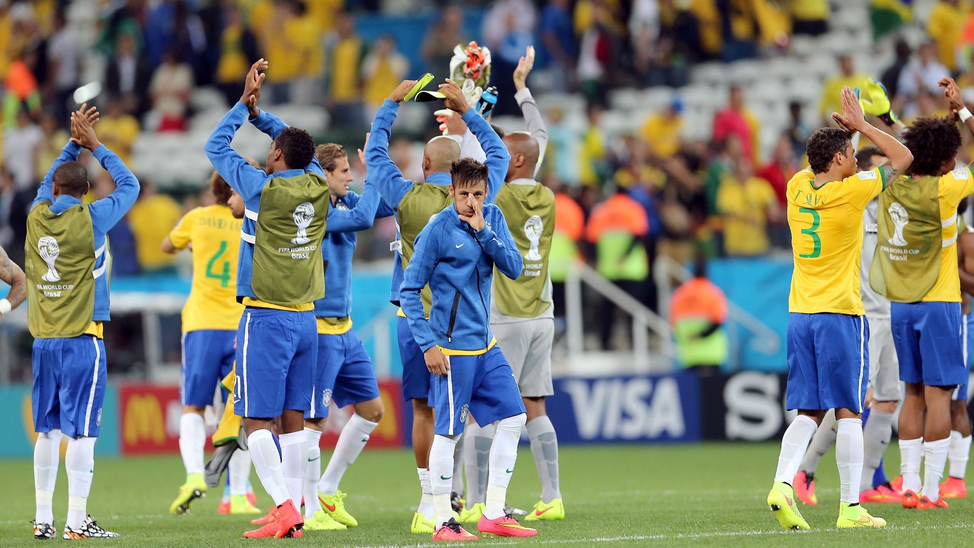 12.jun.2014 - Jogadores da seleção brasileira agradecem à torcida presente no Itaquerão na vitória por 3 a 1 sobre a Croácia