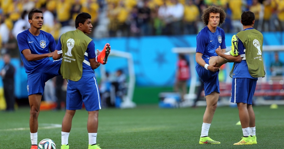 12.jun.2014 - Jogadores da seleção brasileira sobem ao gramado para fazer aquecimento antes da estreia na Copa do Mundo