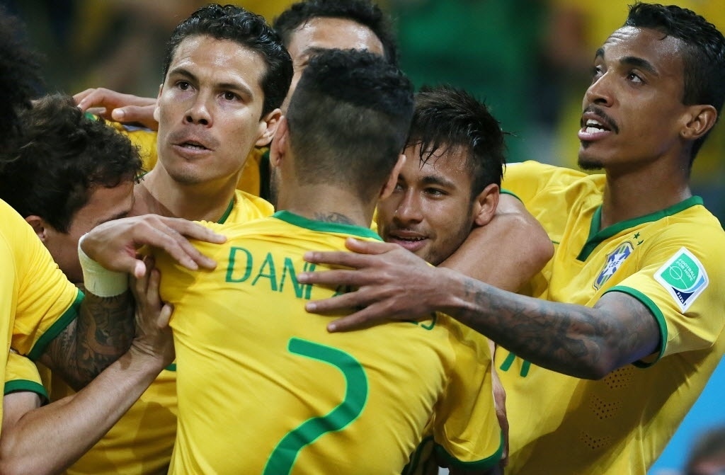 12.jun.2014 - Jogadores da seleção comemoram gol na vitória por 3 a 1 na estreia da Copa do Mundo, contra a Croácia