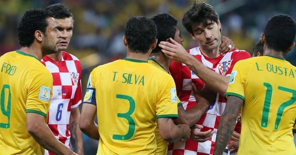 12.jun.2014 - Jogadores de Brasil e Croácia se envolvem em confusão durante a estreia na Copa