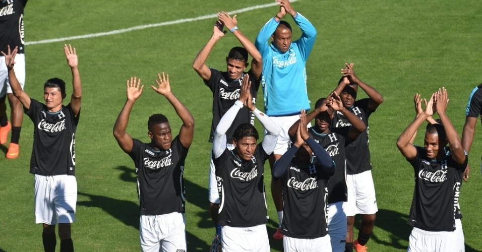 Jogadores de Honduras agradecem o apoio dos torcedores de Porto Feliz após treinamento