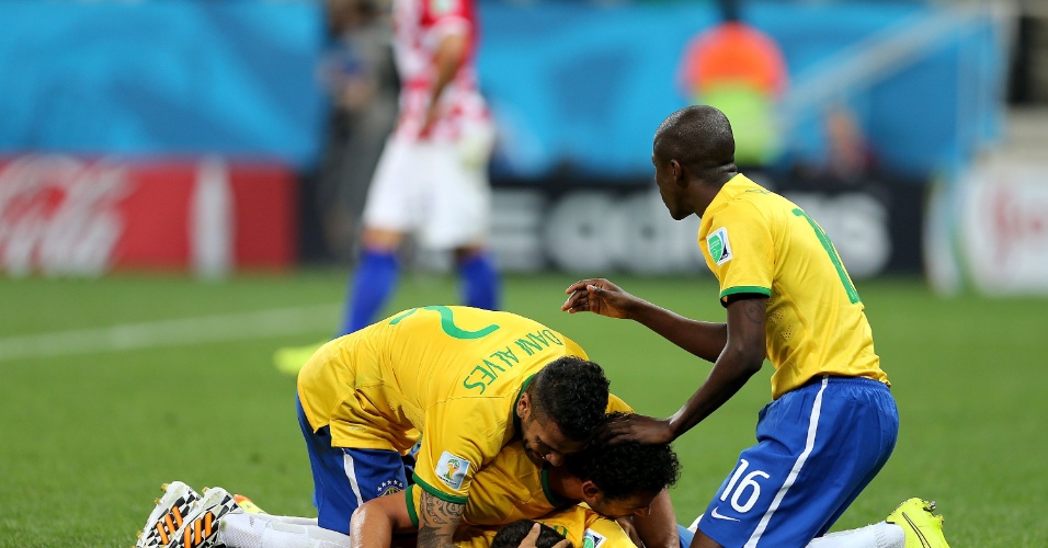 12.jun.2014 - Jogadores do Brasil comemoram após Oscar marcar o terceiro gol da seleção contra a Croácia