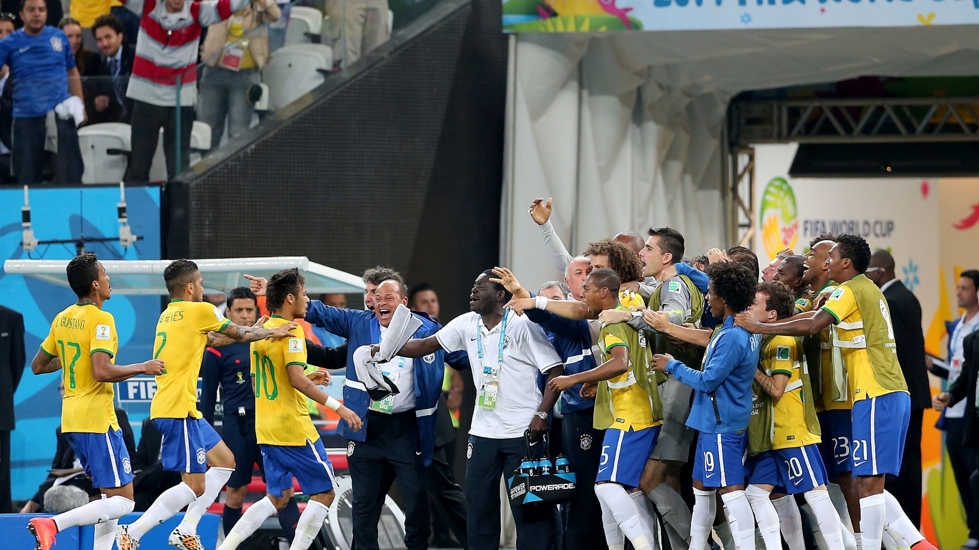 12.jun.2014 - Jogadores do Brasil comemoram com a comissão técnica e reservas após Neymar empatar o jogo contra a Croácia