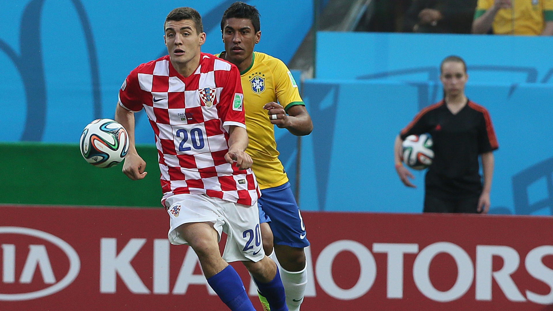 12.jun.2014 - Kovacic, da Croácia, domina a bola à frente de Paulinho, do Brasil, na primeira partida da Copa do Mundo