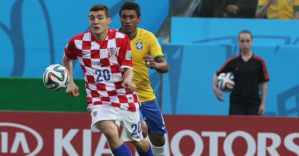 12.jun.2014 - Kovacic, da Croácia, domina a bola à frente de Paulinho, do Brasil, na primeira partida da Copa do Mundo