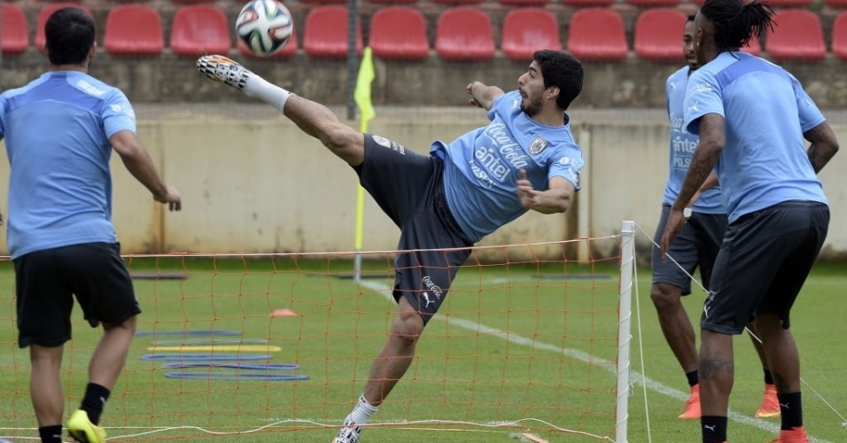 Luis Suárez faz atividade recreativa durante treino da seleção do Uruguai em Sete Lagoas, Minas Gerais