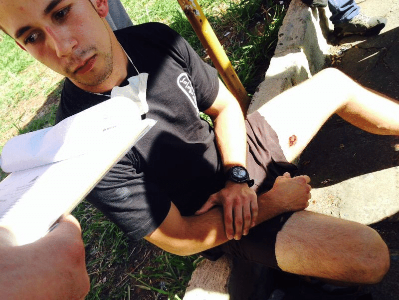 Manifestante recebe atendimento médico após levar tiro de bala de borracha na perna em protesto de São Paulo