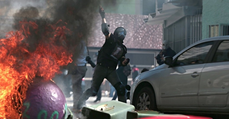 Manifestantes causam estragos nas ruas durante protesto que terminou em confronto contra a polícia