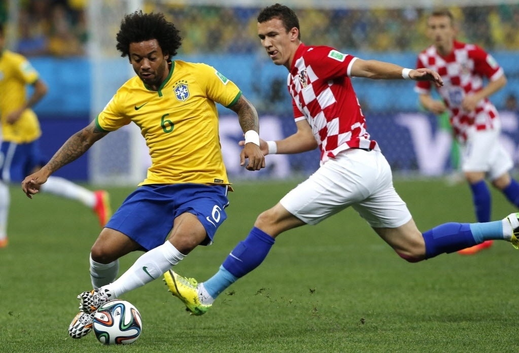 12.jun.2014 - Marcelo, do Brasil, disputa a bola com Ivan Perisic, da Croácia, na partida realizada no Itaquerão