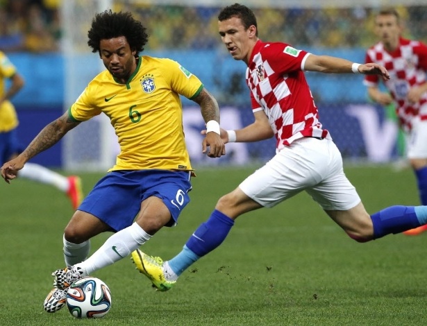 12.jun.2014 - Marcelo, do Brasil, disputa a bola com Ivan Perisic, da Croácia, na partida realizada no Itaquerão