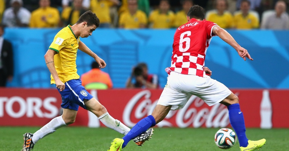 12.jun.2014 - Mesmo marcado por Lovren, Oscar finaliza e marca o terceiro do Brasil na vitória por 3 a 1 contra a Croácia