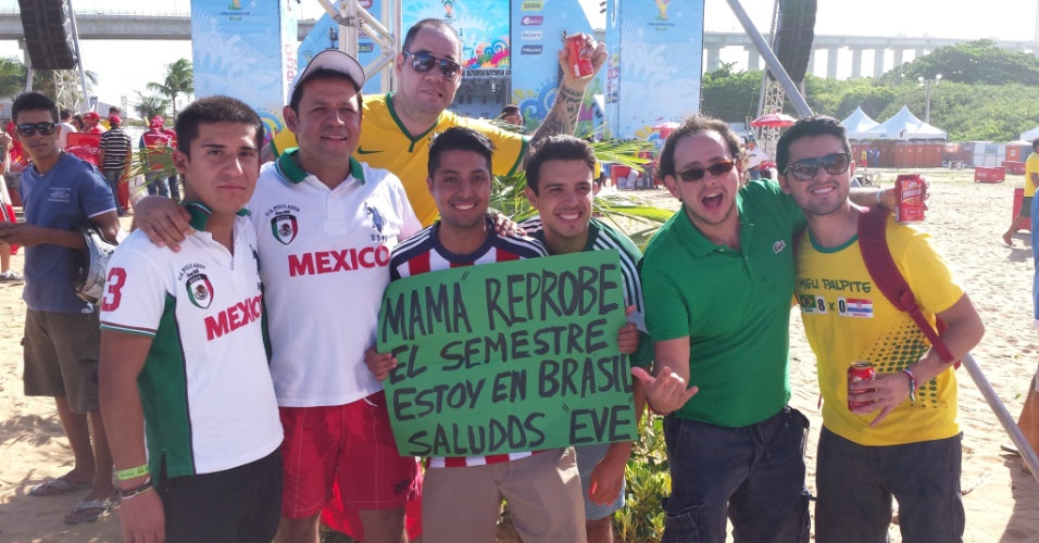 12.jun.2014 - Mexicanos animam a Fan Fest de Natal, que ocorre na Praia do Forte