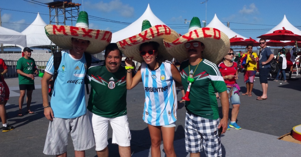 12.jun.2014 - Mexicanos e argentinos fazem festa na Fan Fest de Natal, que ocorre na Praia do Forte