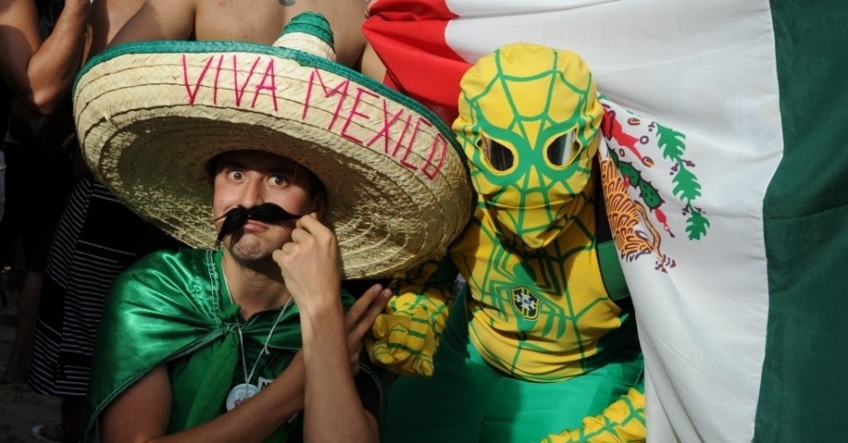12.jun.2014 - Mexicanos fazem pose durante a Fan Fest do Rio de Janeiro