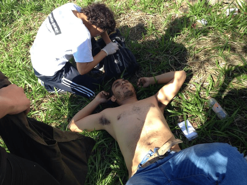 Gil Silva fica no chão e recebe atendimento médico após levar um tiro com bala de borracha na cabeça durante protesto em São Paulo