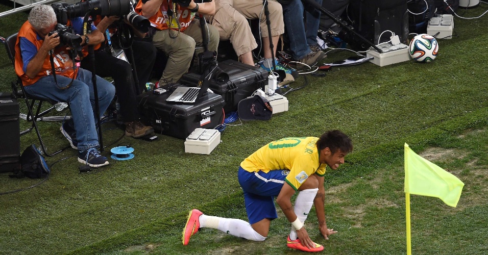 12.jun.2014 - Neymar ajeita a chuteira fora de campo e fotógrafos não perdem a oportunidade de registrar o momento no Itaquerão