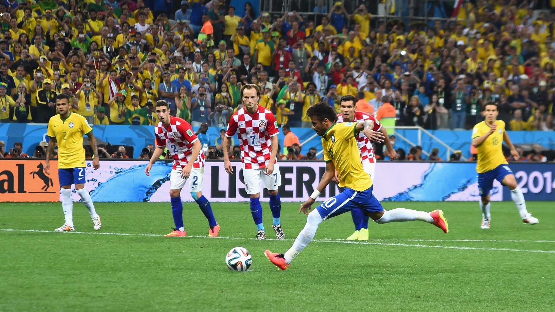 12.jun.2014 - Neymar cobra pênalti e vira a partida para o Brasil contra a Croácia, no Itaquerão