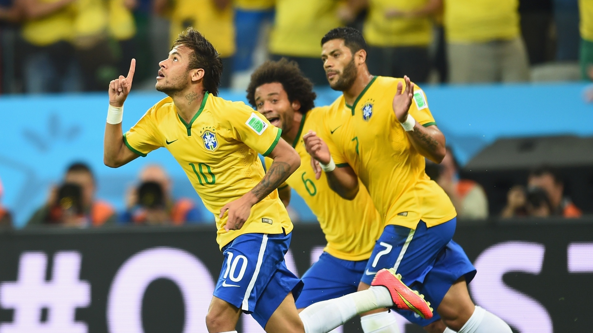 12.jun.2014 - Neymar comemora com Marcelo e Hulk após igualar o placar contra a Croácia, no Itaquerão