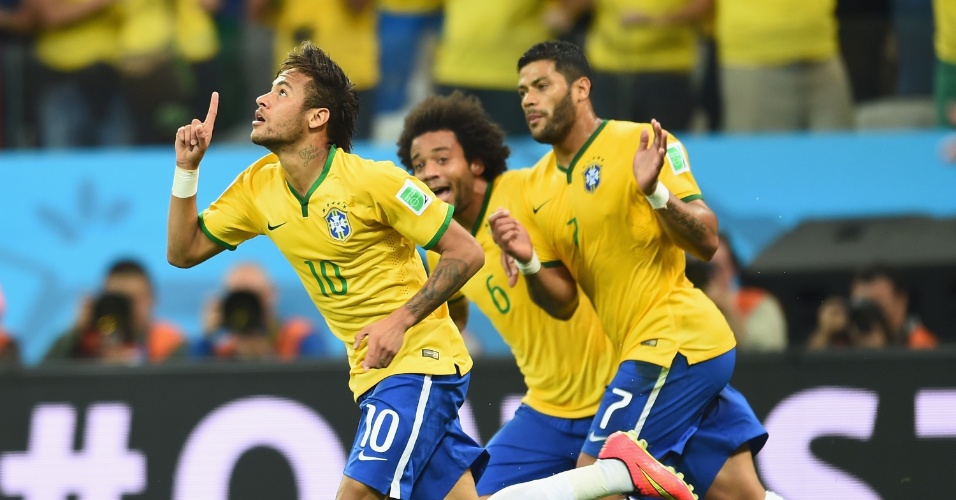 12.jun.2014 - Neymar comemora com Marcelo e Hulk após igualar o placar contra a Croácia, no Itaquerão