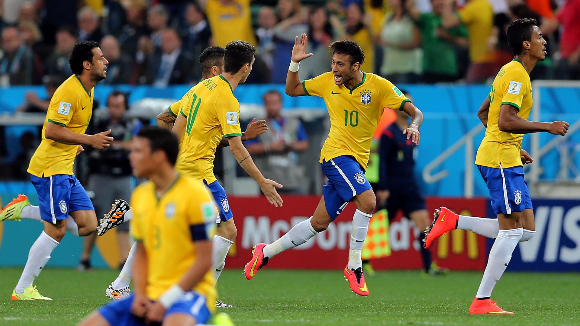12.jun.2014 - Neymar comemora com os jogadores da seleção após empatar o placar na partida contra a Croácia