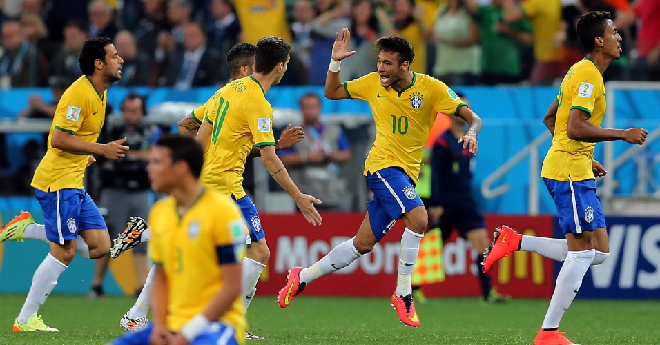 12.jun.2014 - Neymar comemora com os jogadores da seleção após empatar o placar na partida contra a Croácia