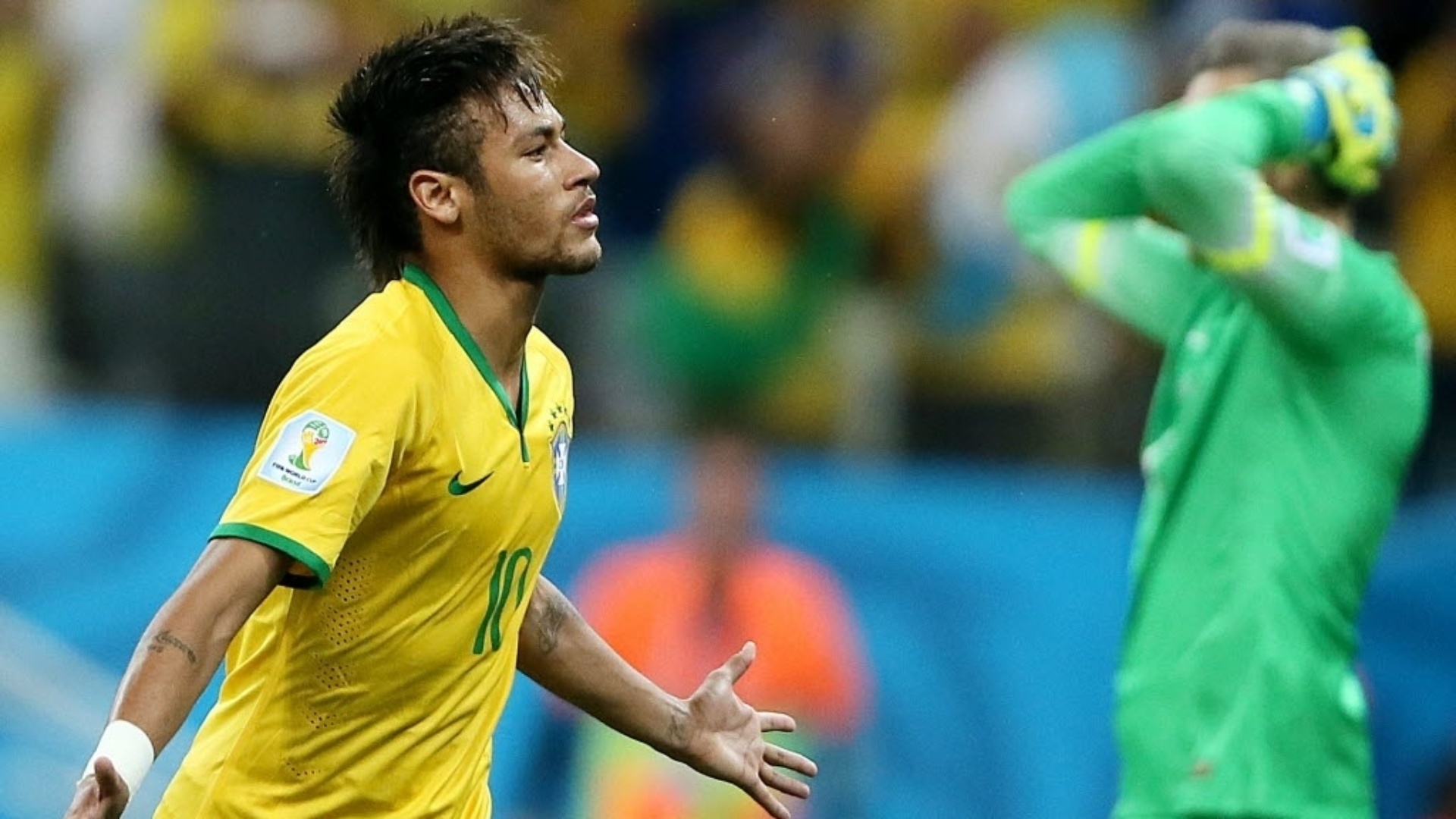 12.jun.2014 - Neymar comemora enquanto o goleiro Pletikosa lamenta na vitória brasileira por 3 a 1