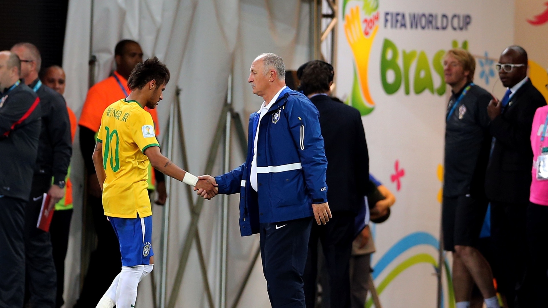 12.jun.2014 - Neymar cumprimenta Felipão ao ser substituído na vitória do Brasil sobre a Croácia por 3 a 1