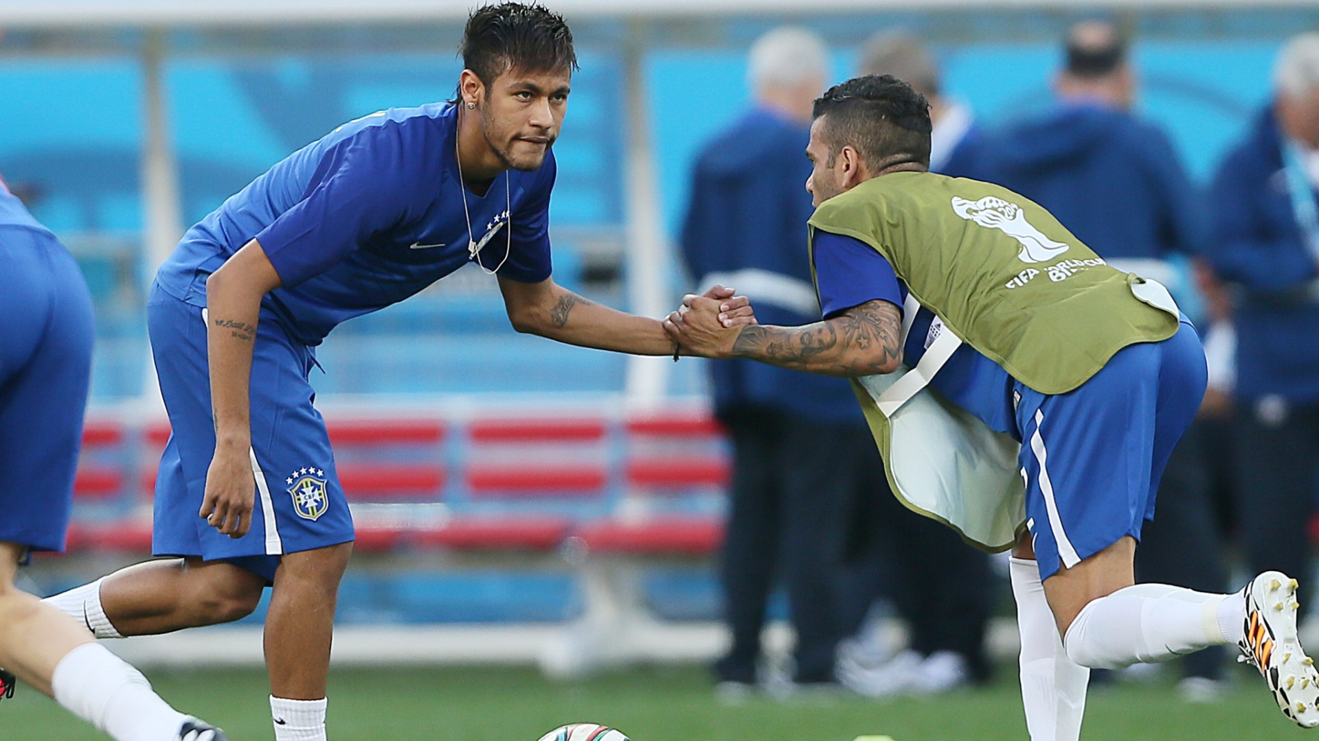 12.jun.2014 - Neymar e Daniel Alves fazem aquecimento no gramado do Itaquerão antes da estreia contra a Croácia