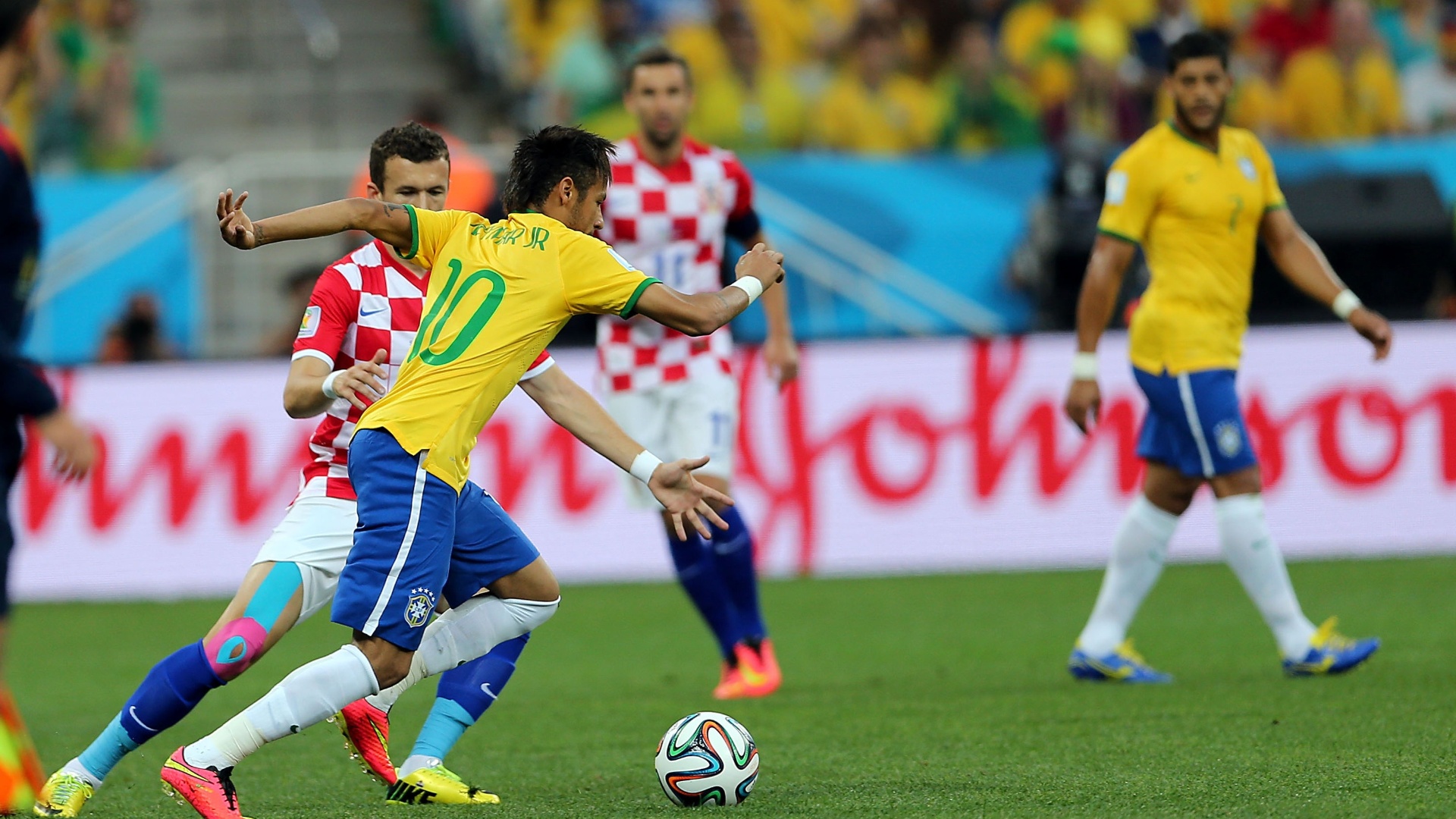 12.jun.2014 - Neymar encara a marcação croata na estreia da Copa do Mundo, no Itaquerão