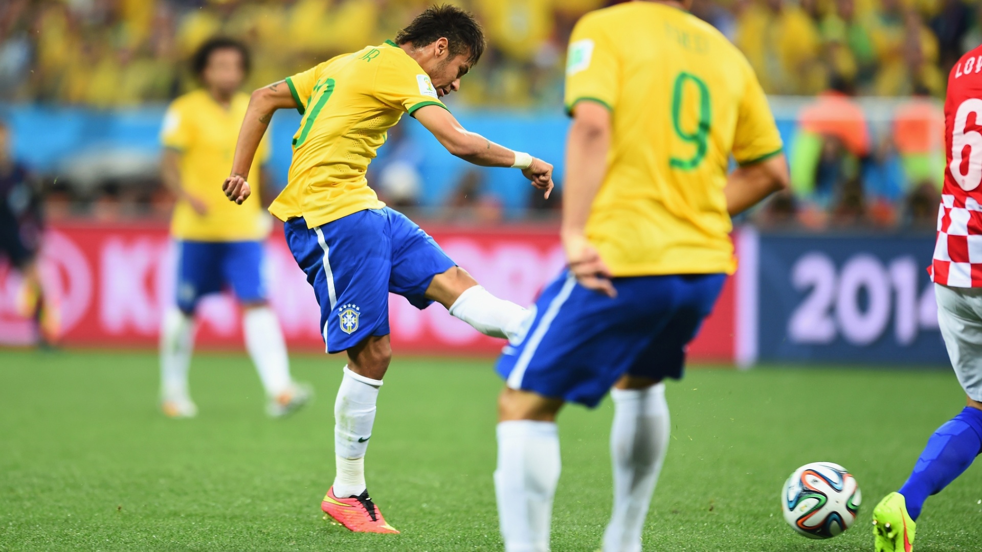 12.jun.2014 - Neymar finaliza de fora de área e empata o jogo para o Brasil contra a Croácia, na estreia da Copa