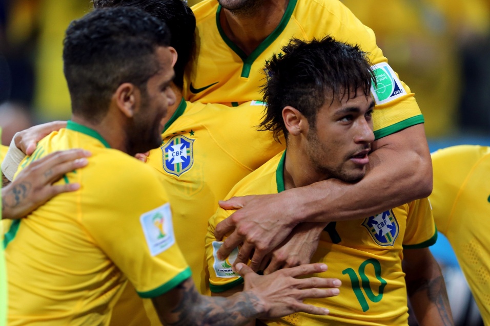 12.jun.2014 - Neymar marca de pênalti e vira a partida para o Brasil contra a Croácia no Itaquerão